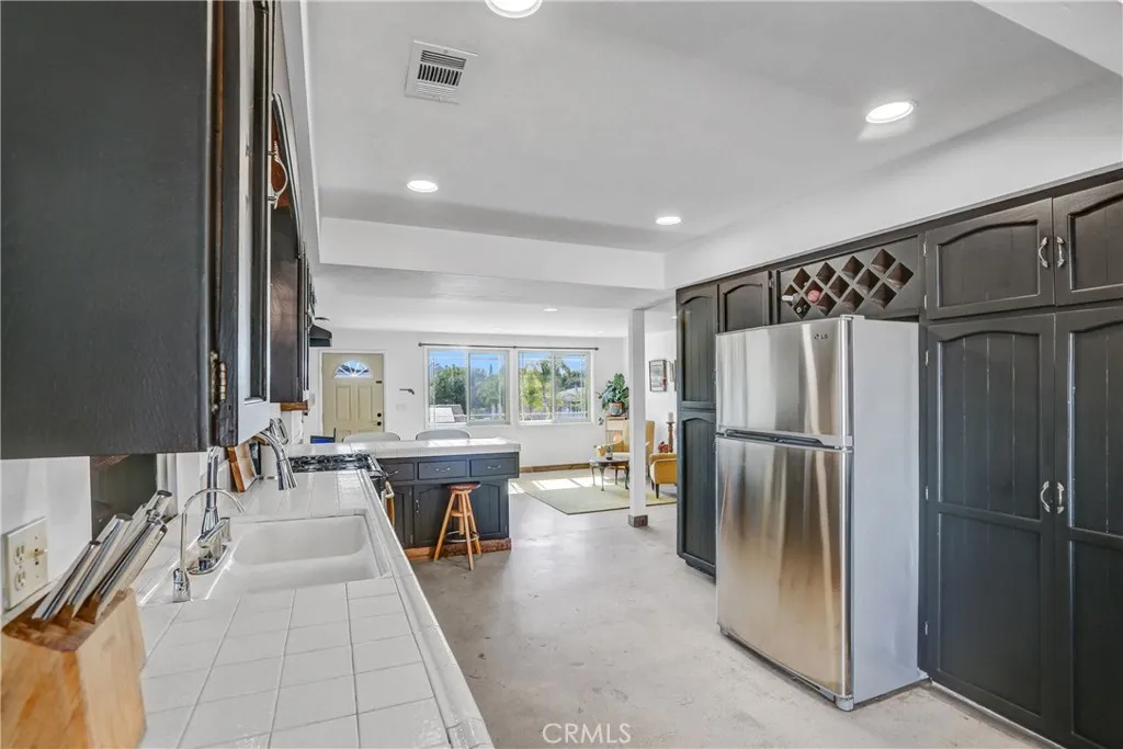https://cdn.realtyfeed.com/cdn/127/306442796/71fa1dbb5ea9f86ab400cf342c51acec.webp