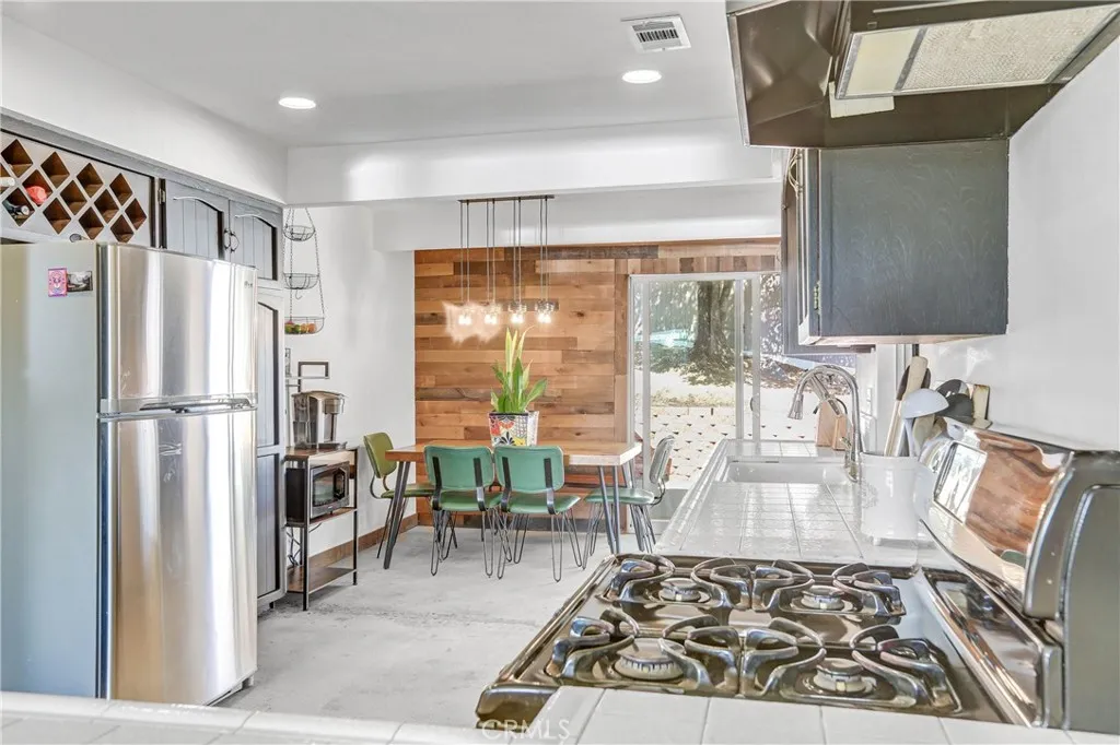 https://cdn.realtyfeed.com/cdn/127/306442796/eb14a3ba0a654d171a18f3e01c457f83.webp