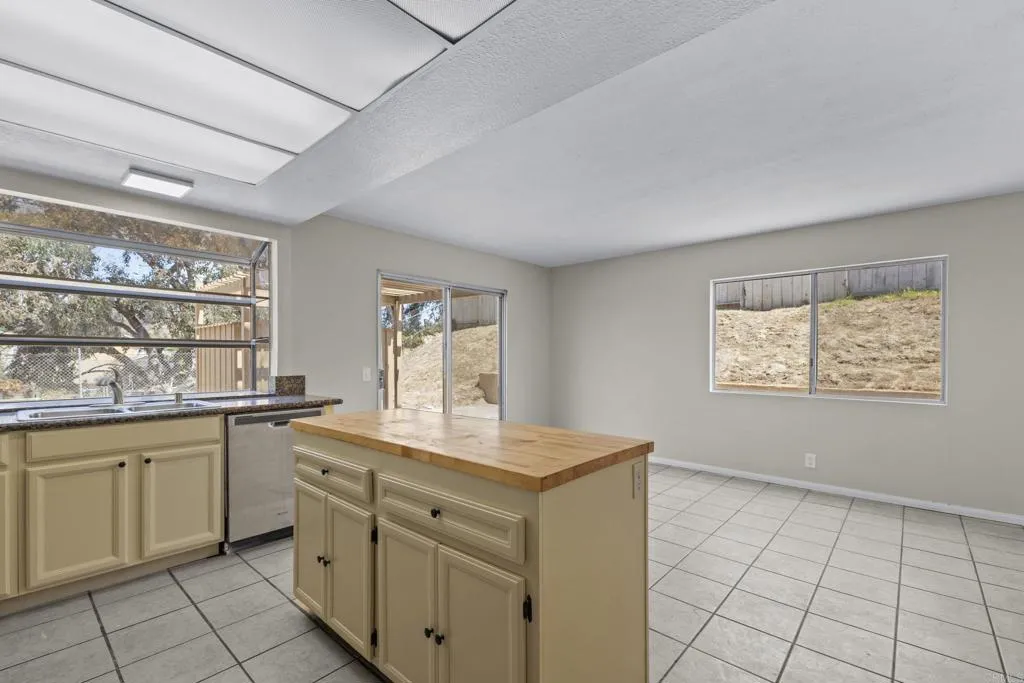https://cdn.realtyfeed.com/cdn/127/306442960/c43d54133b6a2b0a9770fddc151fb010.webp
