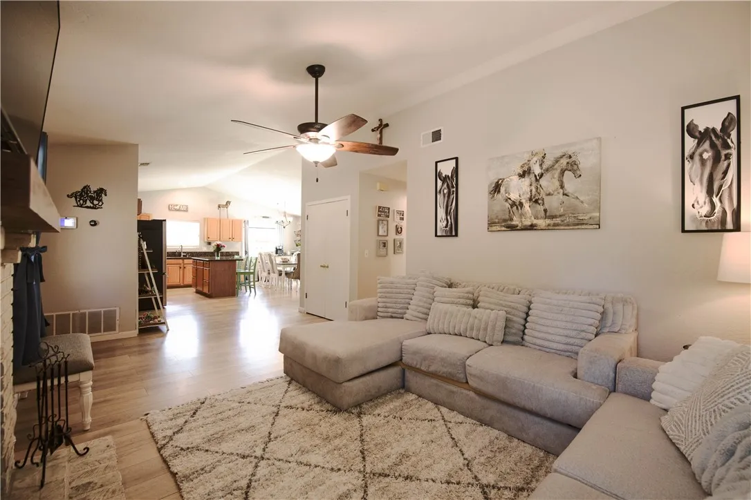 https://cdn.realtyfeed.com/cdn/127/306443112/158ab44aa6fc7ad7d8177acfd02450f2.webp