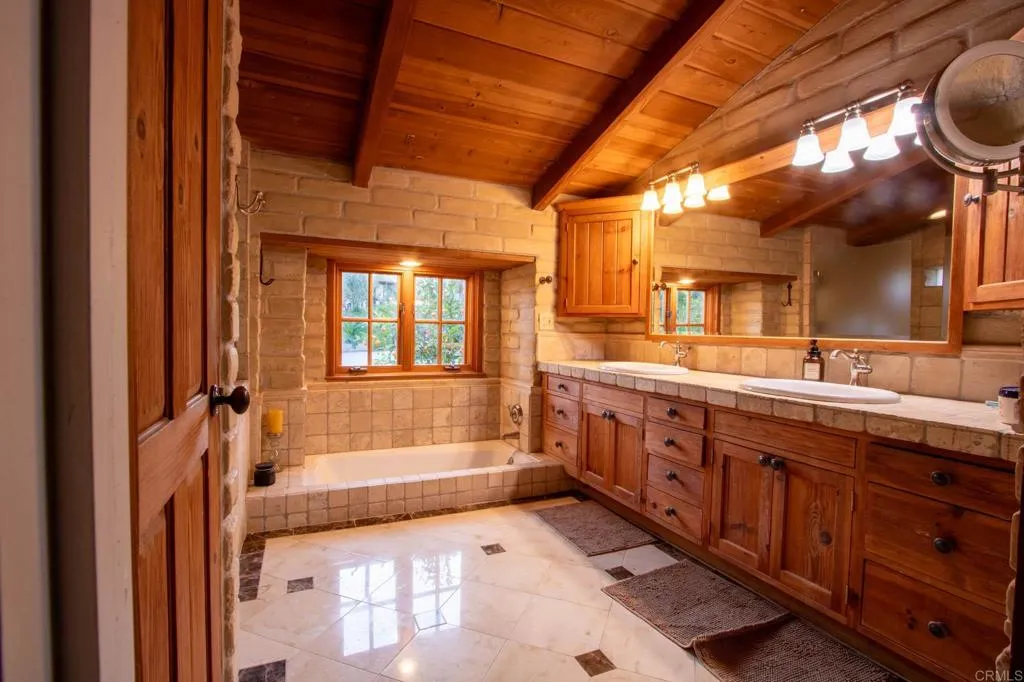https://cdn.realtyfeed.com/cdn/127/306444053/2095855e50fd9ae27860d5e01f7b7aa3.webp
