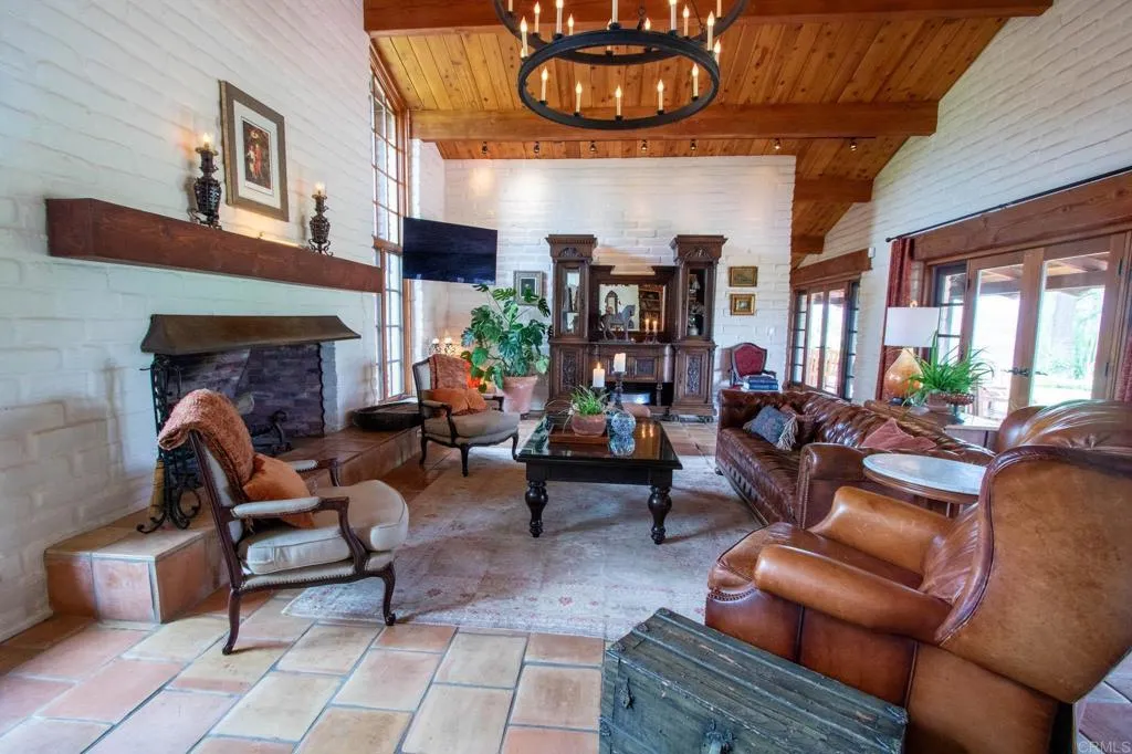 https://cdn.realtyfeed.com/cdn/127/306444053/92b7b1782531a93fa37bee7423eb8c15.webp