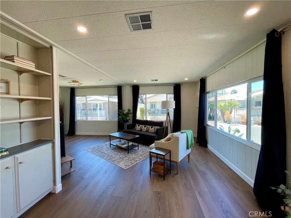 https://cdn.realtyfeed.com/cdn/127/306444428/93203fe31694a137441e4b0733b46cff.webp