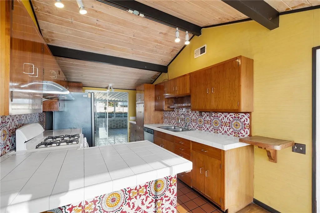 https://cdn.realtyfeed.com/cdn/127/306444768/19f63d1a7bd3e838e3de8ecdb7180165.webp