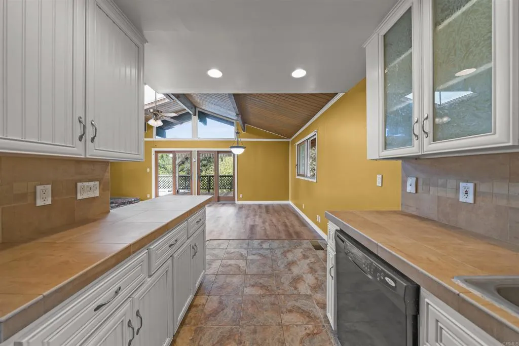 https://cdn.realtyfeed.com/cdn/127/306445051/01e728af25a21d7cf81b494c671951d1.webp