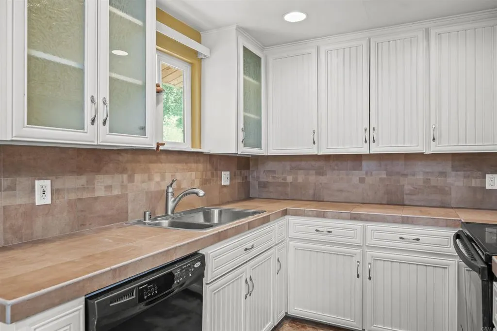 https://cdn.realtyfeed.com/cdn/127/306445051/fd2641f34ae63f3736643175bab88af9.webp