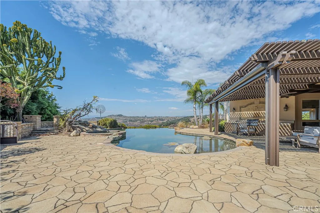 https://cdn.realtyfeed.com/cdn/127/306445130/b8523c65533c04c1404960809de0bca0.webp