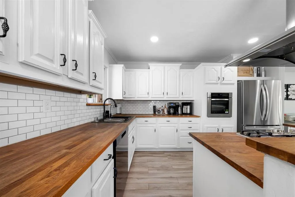 https://cdn.realtyfeed.com/cdn/127/306445373/737d26dd1cbe579bc4c88ad2e0f98b64.webp