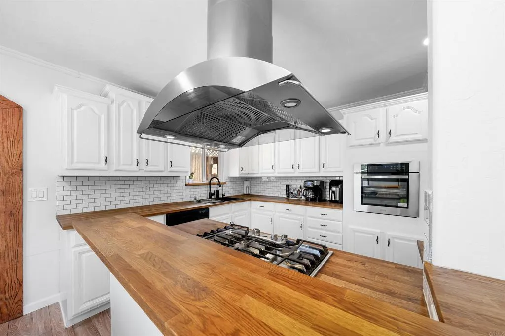 https://cdn.realtyfeed.com/cdn/127/306445373/b9c9771d5be84254f2275eed80bc83a8.webp