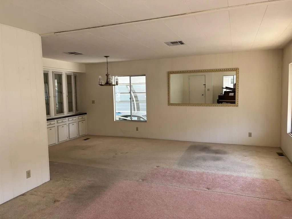 https://cdn.realtyfeed.com/cdn/127/306445765/87b09586399b07a86fe285e1d40451a5.webp