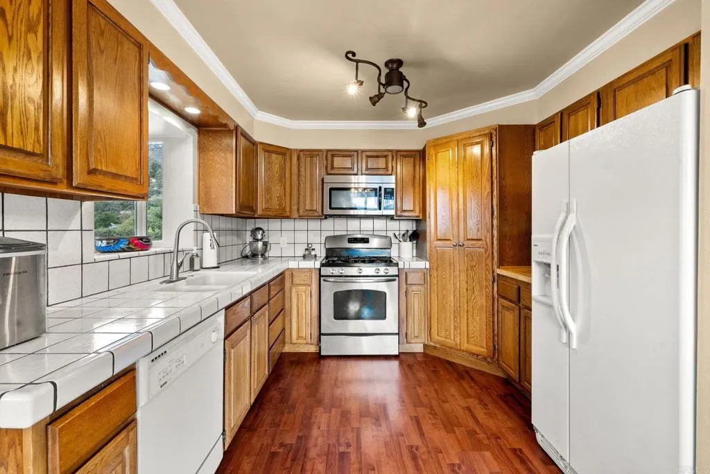 https://cdn.realtyfeed.com/cdn/127/306447597/ee2e9e1f50c84548752262ff58d3794f.webp