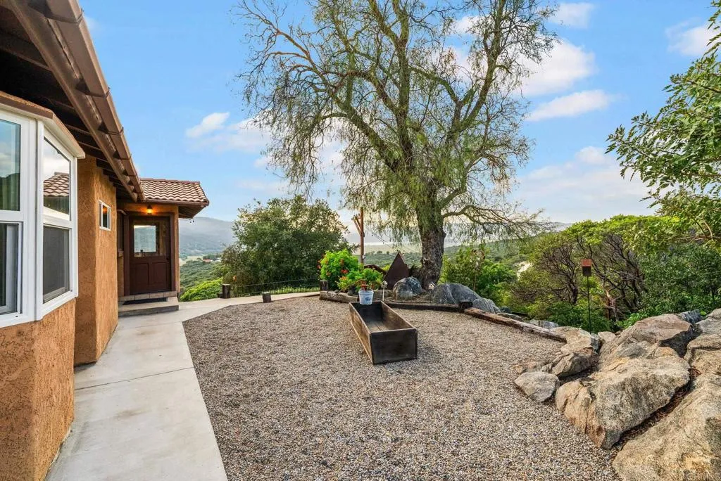 https://cdn.realtyfeed.com/cdn/127/306447597/fdef8e7209294fd562e823e8035cb0c0.webp