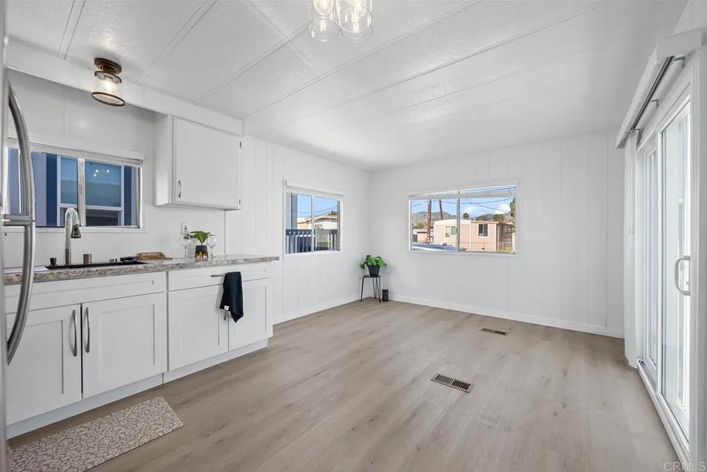 https://cdn.realtyfeed.com/cdn/127/306448250/fc40191d747e7d7e8a0ccfeb61fd9e83.webp
