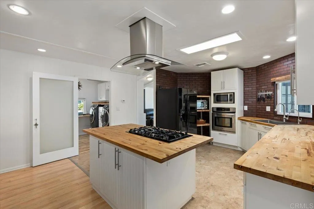 https://cdn.realtyfeed.com/cdn/127/306448365/6c9f46ba8d94c007fc95892a7ead33c2.webp