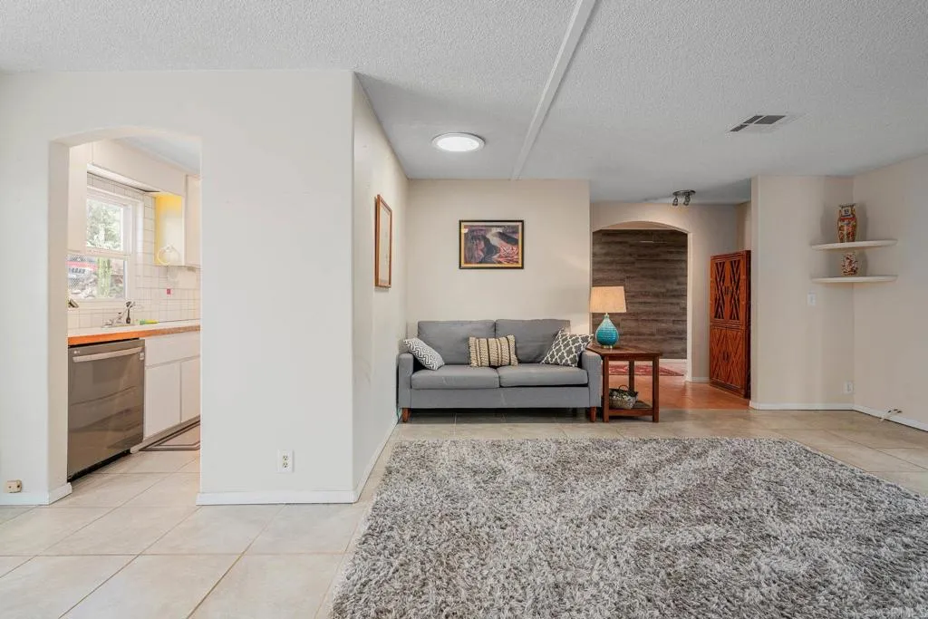 https://cdn.realtyfeed.com/cdn/127/306448729/b6aaf86b4d8e51619a826d5ed2027da0.webp