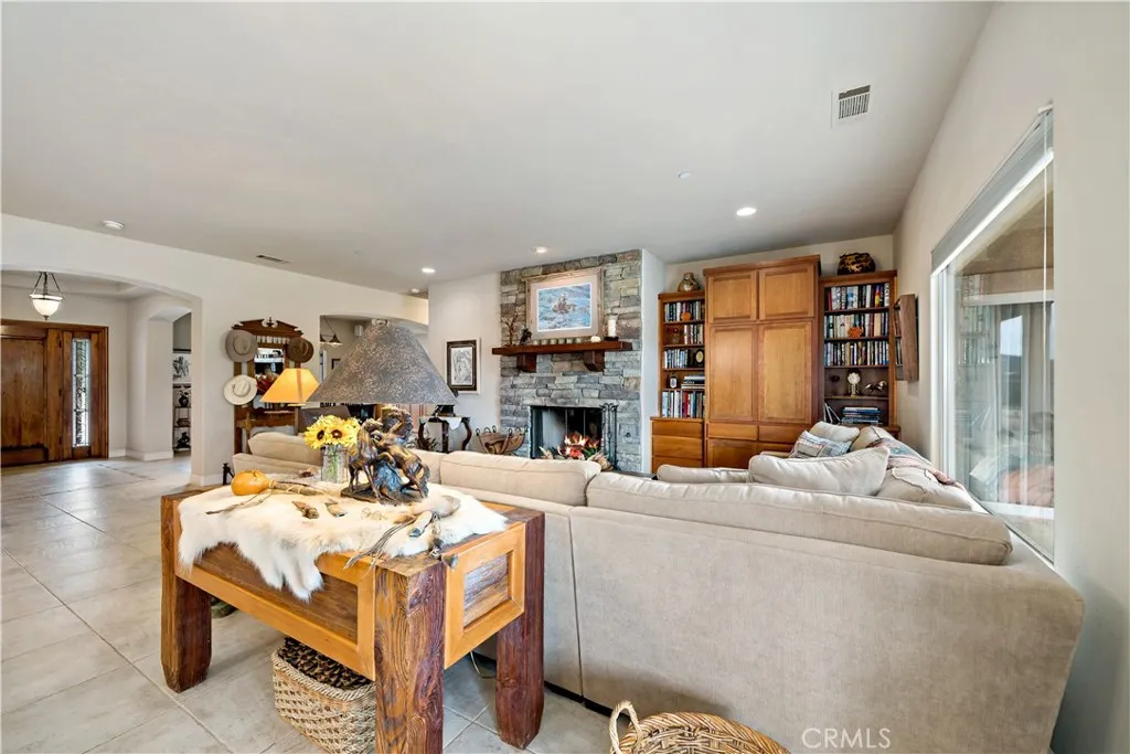 https://cdn.realtyfeed.com/cdn/127/306449048/40252fab42a0a6ccf82910c19443c3ab.webp
