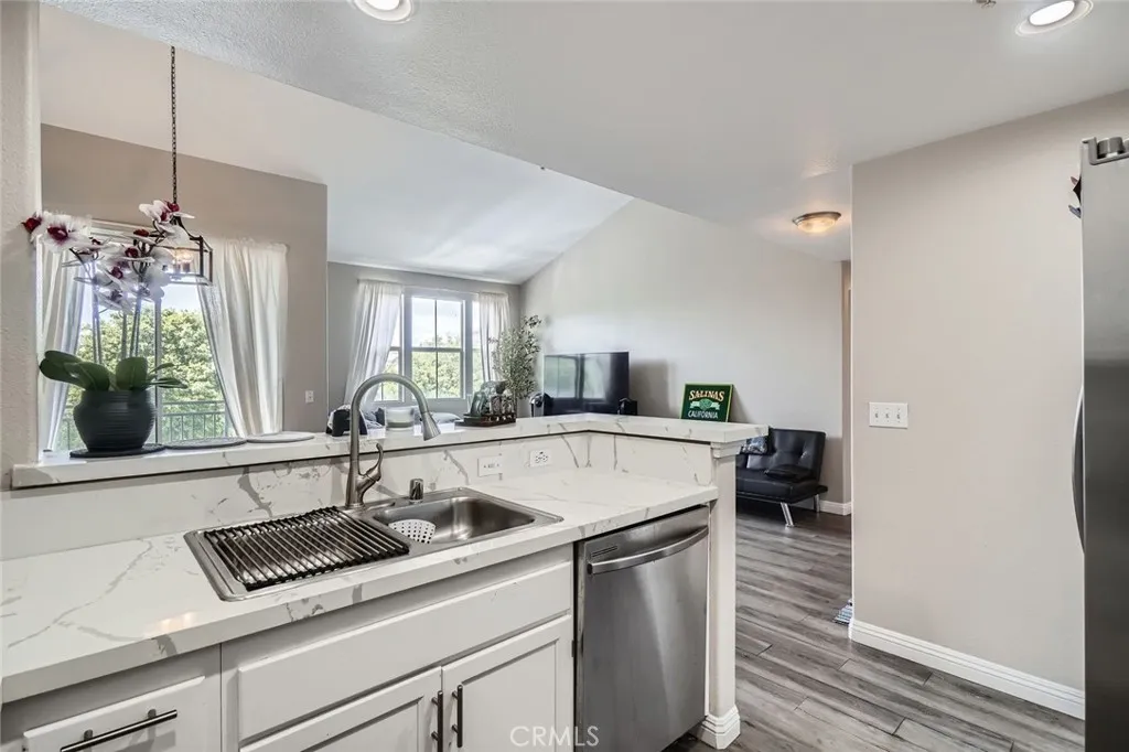 Photo #4: SR25115896 Listing 