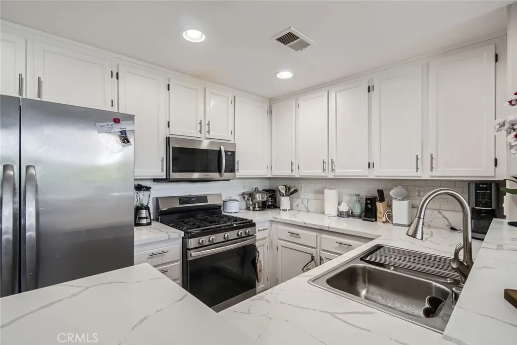 Photo #17: SR25115896 Listing: Photo #17