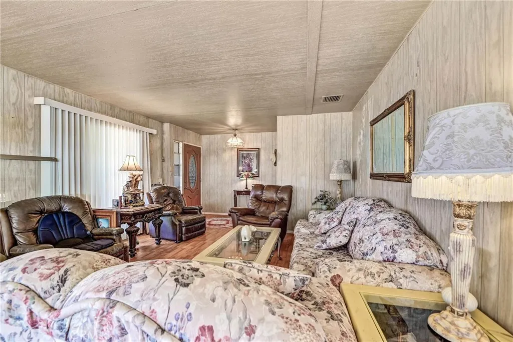 https://cdn.realtyfeed.com/cdn/127/306450033/958d13d88ec65b787a2180095a40b46c.webp