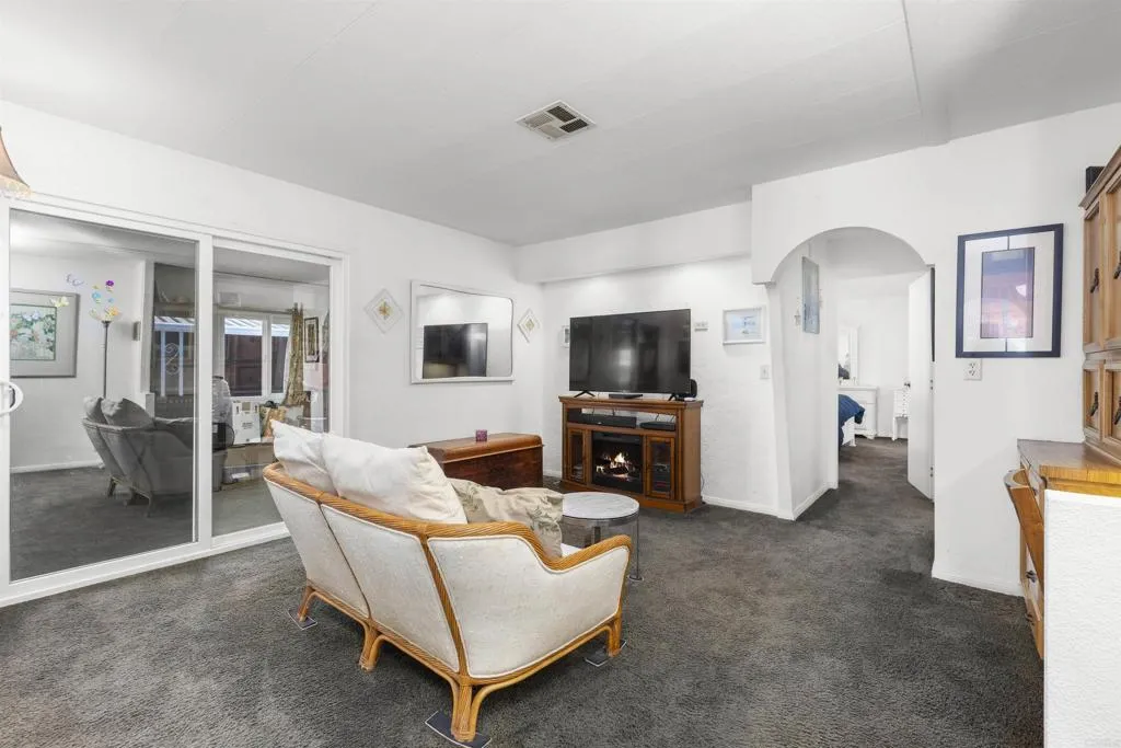 https://cdn.realtyfeed.com/cdn/127/306454668/2f348f8fc637361f8f120c3a9d9c0f88.webp
