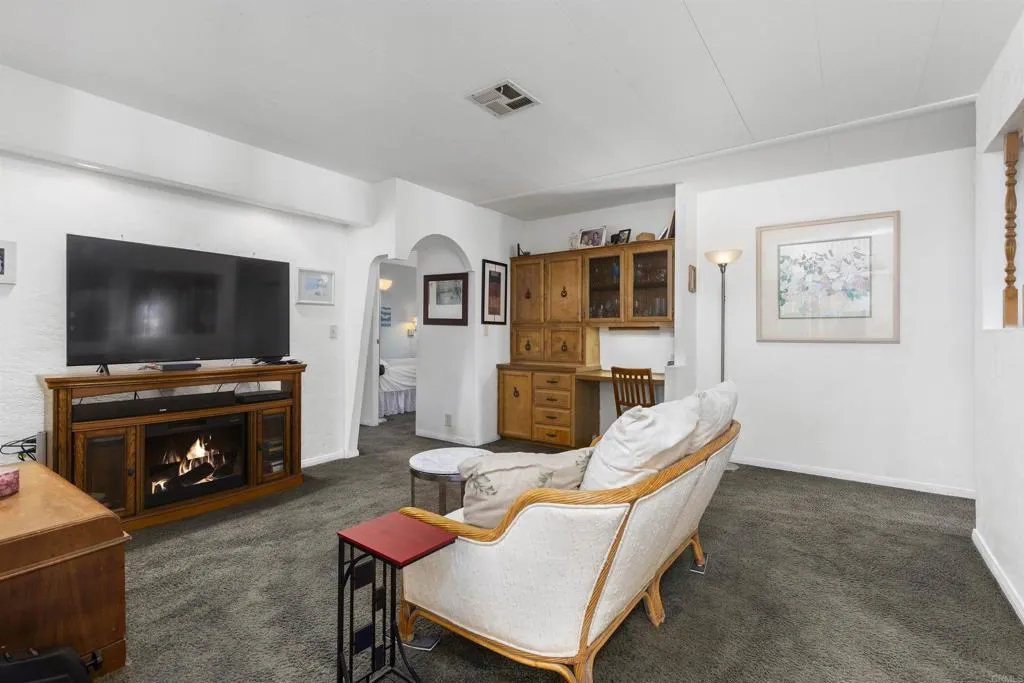 https://cdn.realtyfeed.com/cdn/127/306454668/9a3f3681f97b2d2c55eac8e41b4f317f.webp