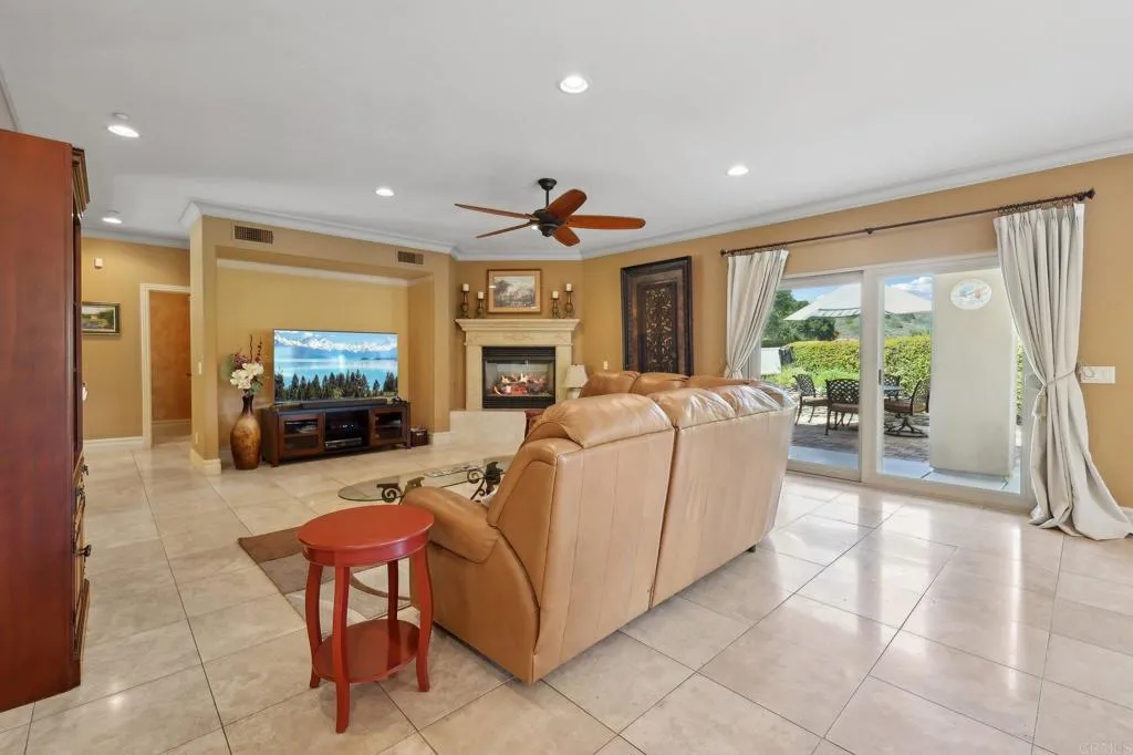 https://cdn.realtyfeed.com/cdn/127/306455638/1c660af624f4b7fcfeecfb39553d4408.webp
