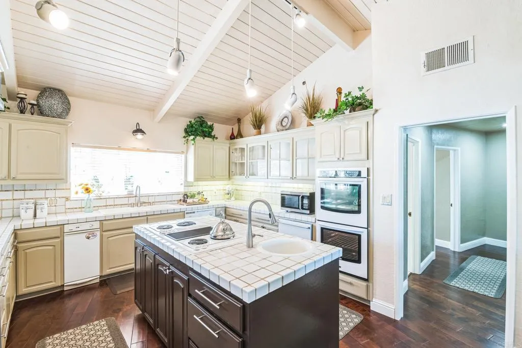 https://cdn.realtyfeed.com/cdn/127/306459137/06044851c3ac143a6a49a1b2f4e868fc.webp