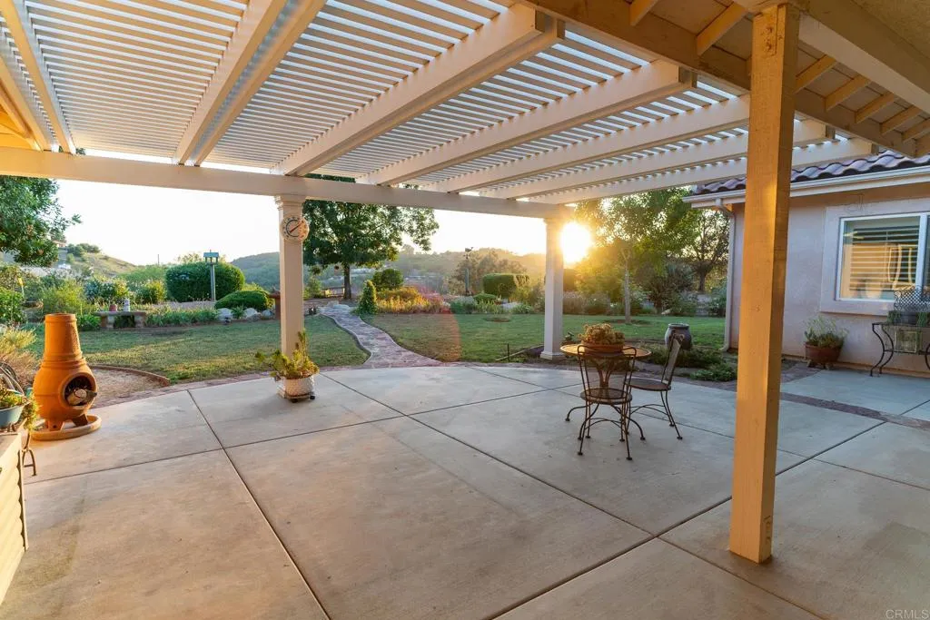 https://cdn.realtyfeed.com/cdn/127/306459206/38410f5bfeb9067643626be99e9388b2.webp