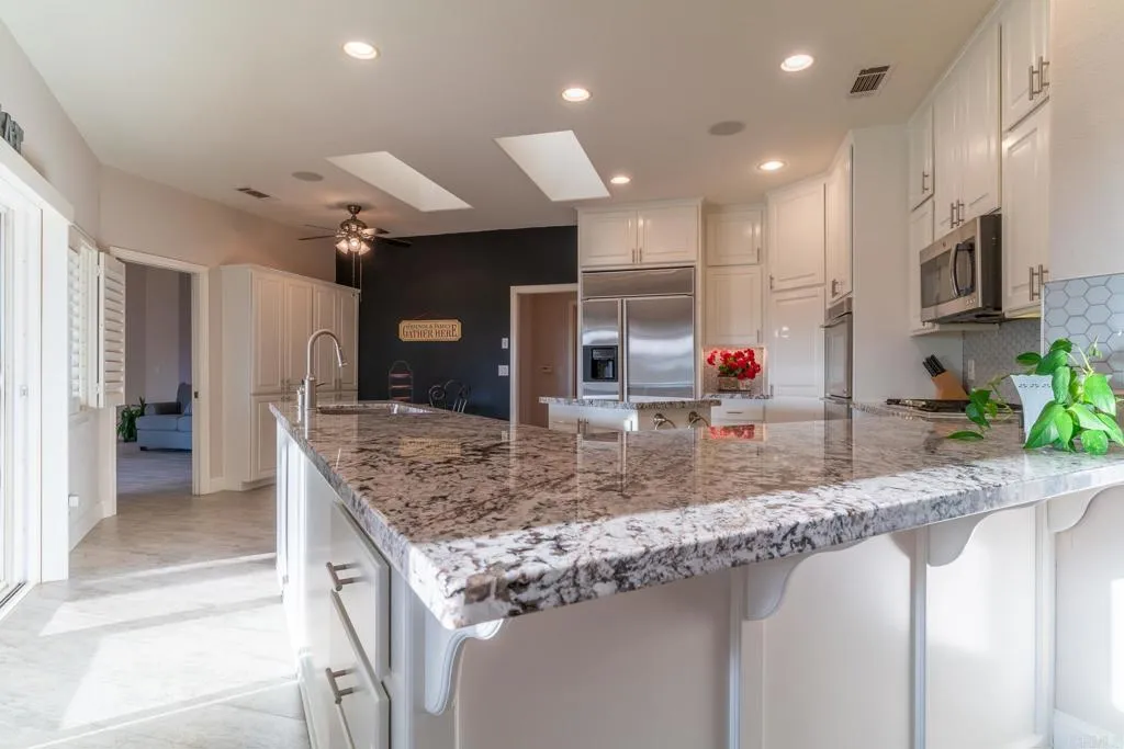 https://cdn.realtyfeed.com/cdn/127/306459206/41800481c1b1d24b3de7b31d58ec89a1.webp