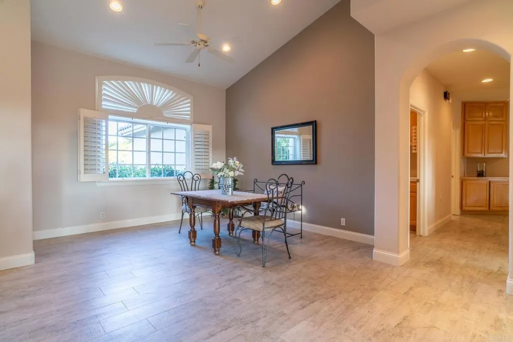 https://cdn.realtyfeed.com/cdn/127/306459206/72f8a4eeef7e40c08312782b548de619.webp