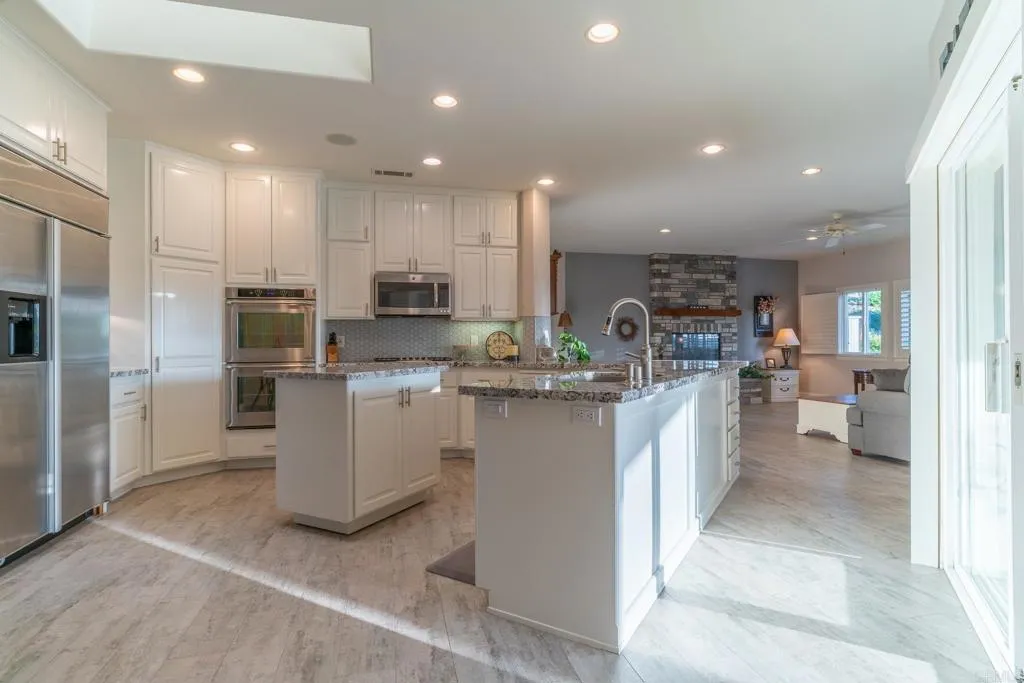 https://cdn.realtyfeed.com/cdn/127/306459206/7cb5d4adf8c1c94e59ea7498b1aa8b40.webp