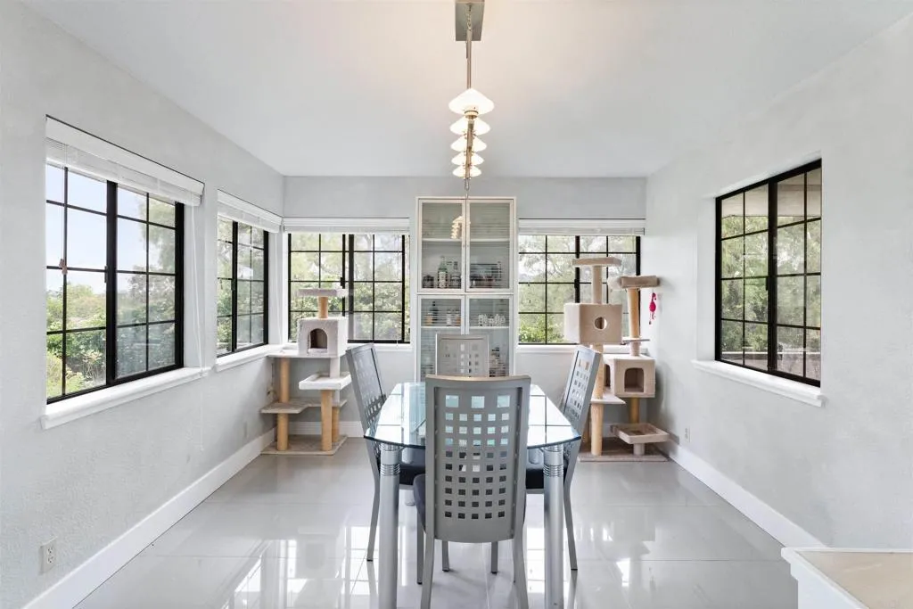 https://cdn.realtyfeed.com/cdn/127/306462492/8afe6e9e841d104bb4c8be9bd8449c37.webp