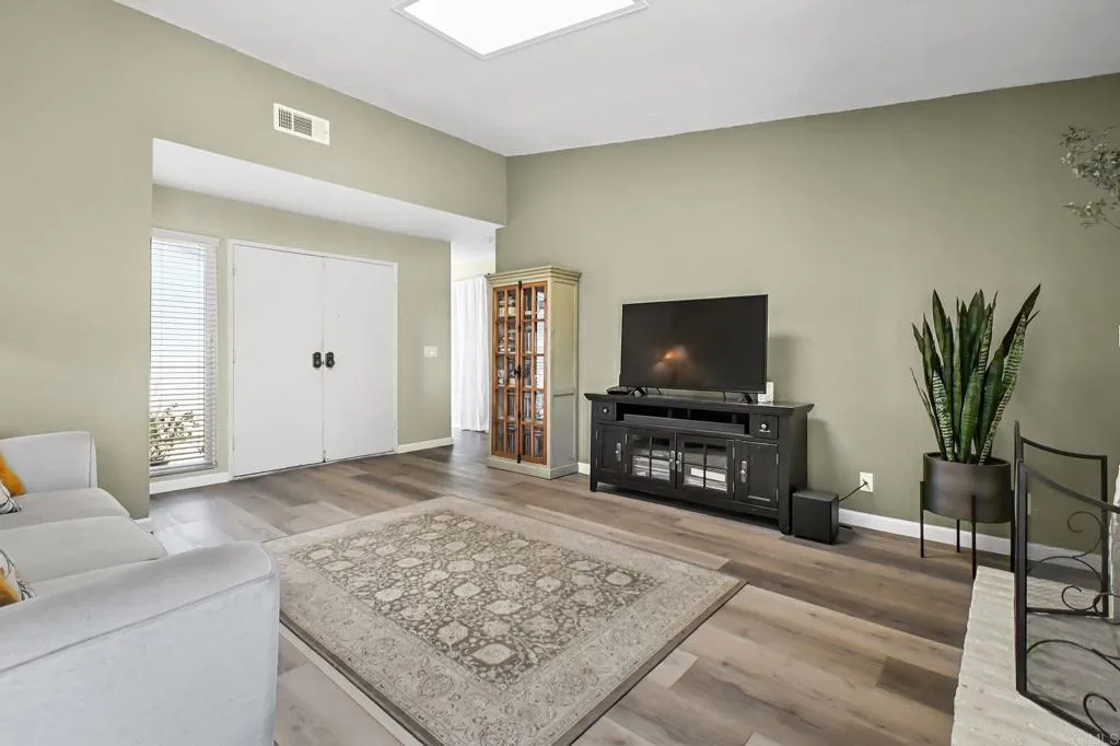 https://cdn.realtyfeed.com/cdn/127/306464652/dde5cf83fc992cb45e029b974b4ab0d4.webp