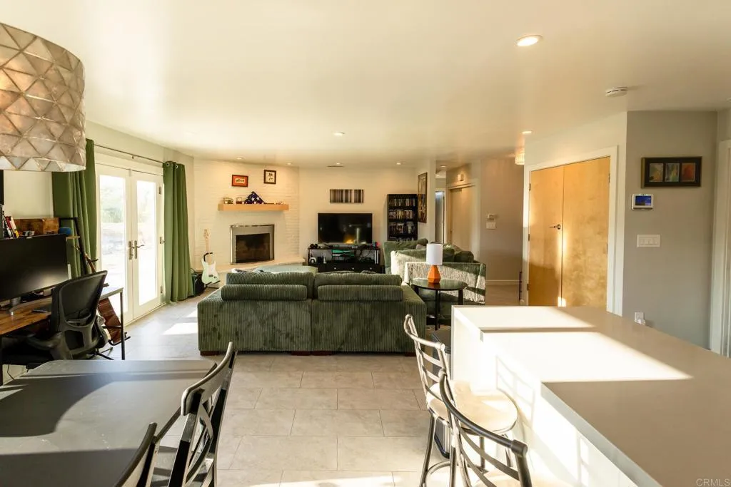 https://cdn.realtyfeed.com/cdn/127/306465297/dee609989c950d3babddaceaed759867.webp