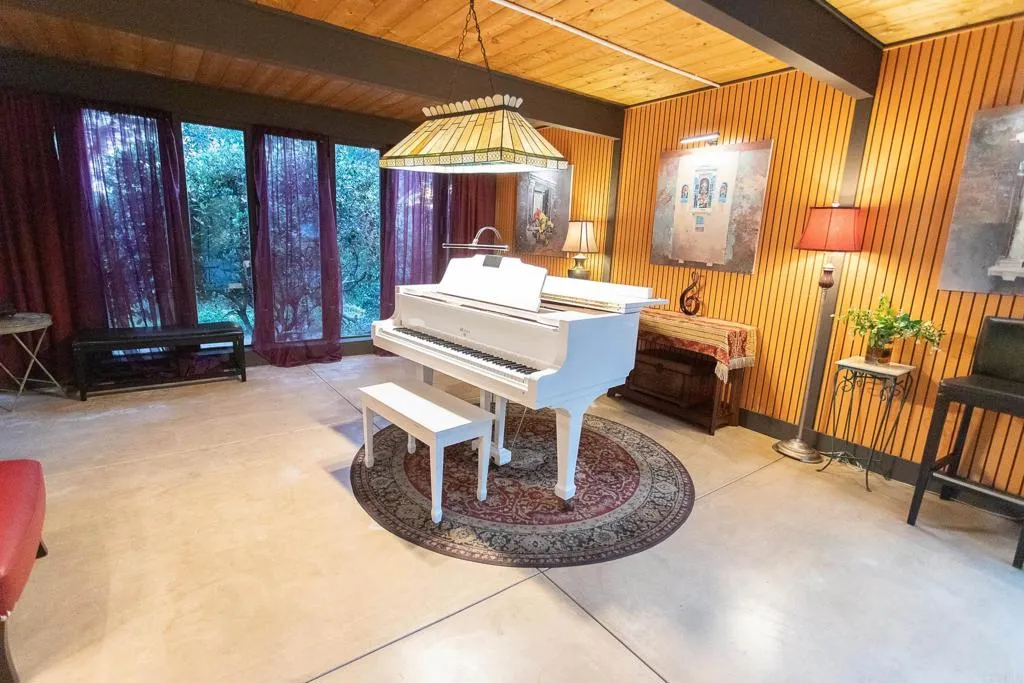 https://cdn.realtyfeed.com/cdn/127/306465363/723b457785d04802cdba05d8e2278a19.webp