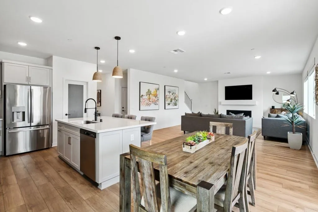 https://cdn.realtyfeed.com/cdn/127/306466966/38e9a86fc44fc3c9cde3bcf649272b2e.webp