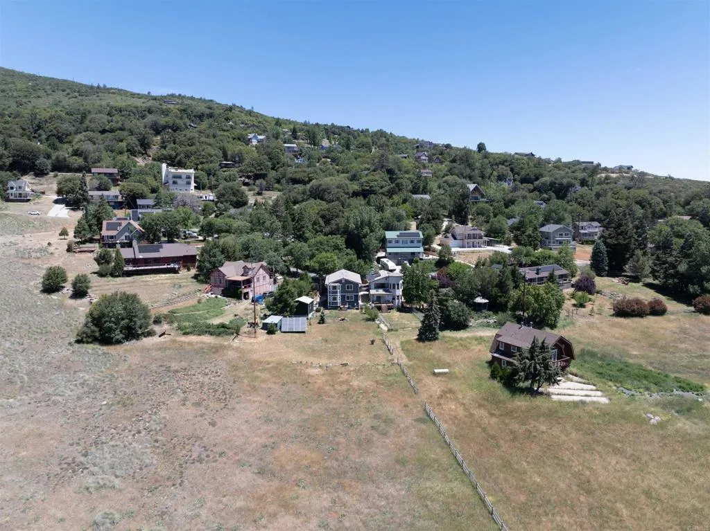 https://cdn.realtyfeed.com/cdn/127/306467281/b06b5288021ce605325be82b503e82a0.webp