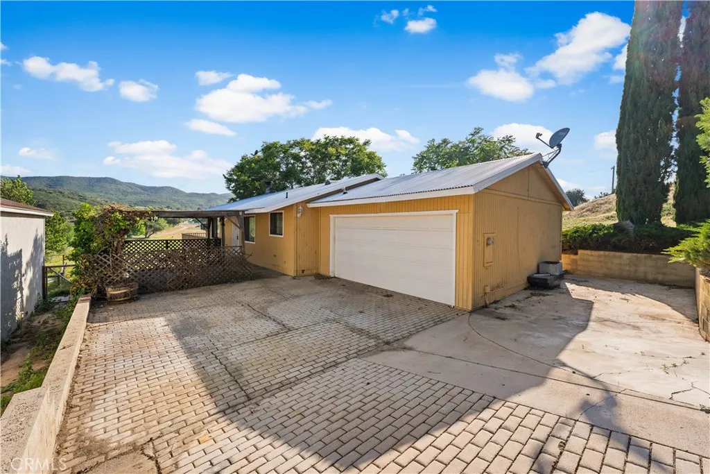 14526 Hardtree Drive, Lake Hughes, CA 93532