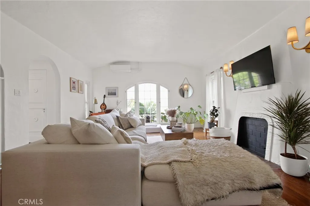 1048 S Hudson Avenue, Lake Los Angeles, CA 90019 - Photo 2 of 13, Lake Los Angeles, CA