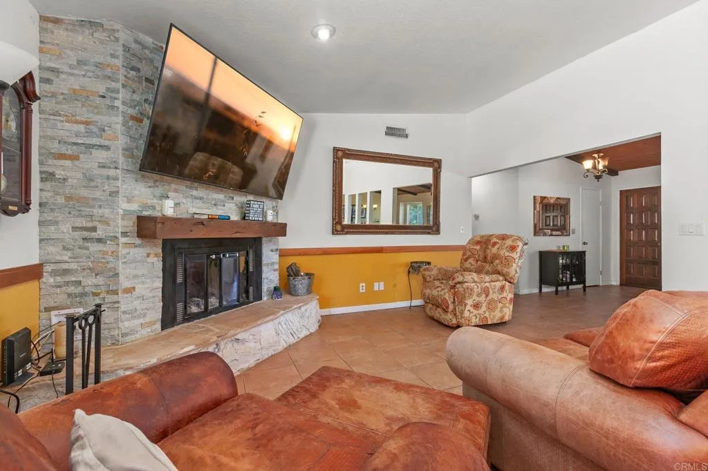https://cdn.realtyfeed.com/cdn/127/306471713/f014c93429f15bf84efbfed3f30d26f4.webp
