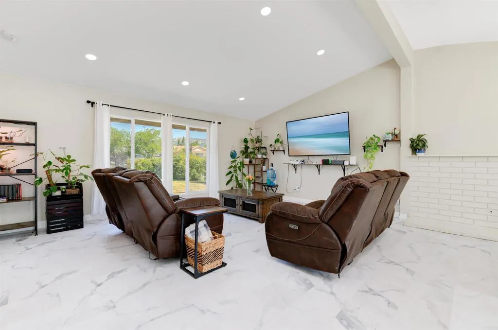 https://cdn.realtyfeed.com/cdn/127/306471986/0db50c192fcb53a3c0ff52f0a69d1125.webp