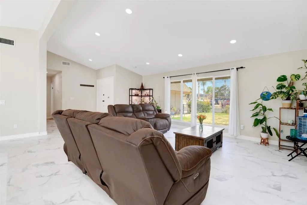 https://cdn.realtyfeed.com/cdn/127/306471986/cf2a0346bf6286b975ae739c1a595cec.webp