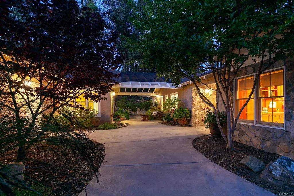 https://cdn.realtyfeed.com/cdn/127/306474215/fb802a91cd1369e652049d0b299d2c84.webp
