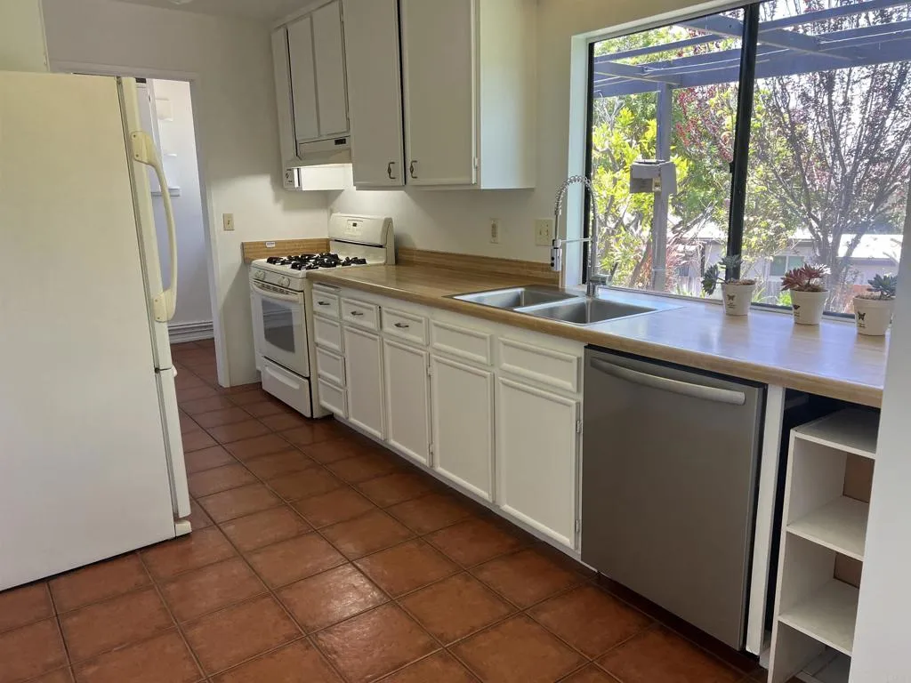 https://cdn.realtyfeed.com/cdn/127/306474874/ead29bfaf450ba8af39e6147cb9c83a7.webp