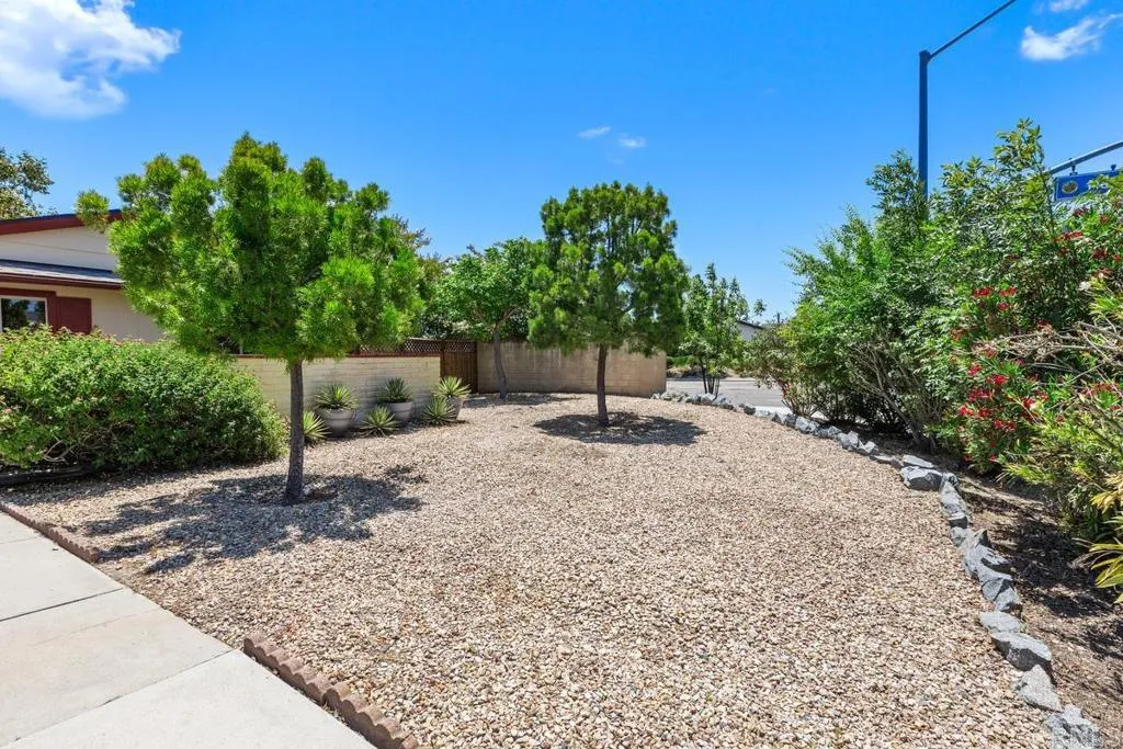 https://cdn.realtyfeed.com/cdn/127/306475875/479f82a507efac4138501644a6d46ea5.webp