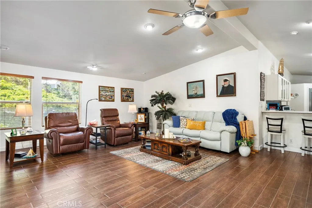 https://cdn.realtyfeed.com/cdn/127/306477083/3b1ad307324f42cf8f1e346a53d63ba2.webp