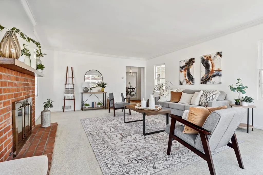 https://cdn.realtyfeed.com/cdn/127/306477239/77159510bed0a4c910d3d1f9745599f4.webp