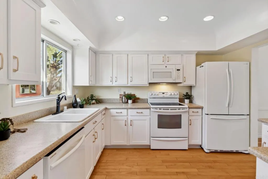 https://cdn.realtyfeed.com/cdn/127/306477239/ac8ffdbd99e912aa6b587599f74cd168.webp