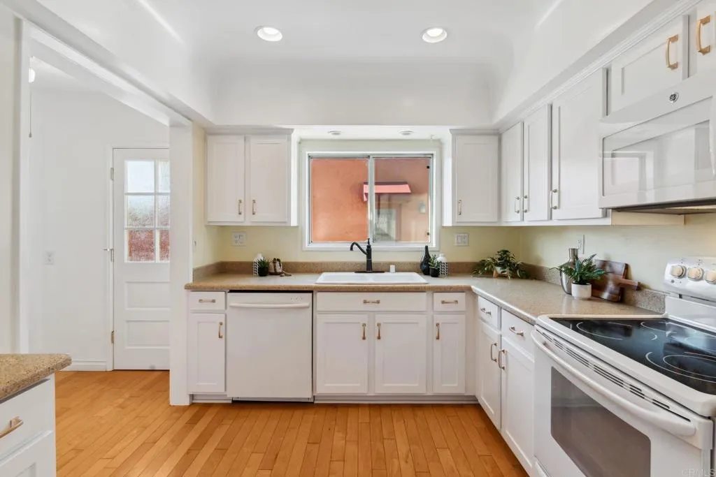 https://cdn.realtyfeed.com/cdn/127/306477239/d245734db20e000486c7dbe15554b213.webp