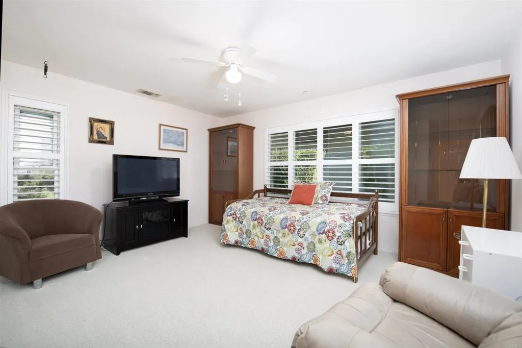 https://cdn.realtyfeed.com/cdn/127/306477991/0944af467bd84de599665ace4215b911.webp